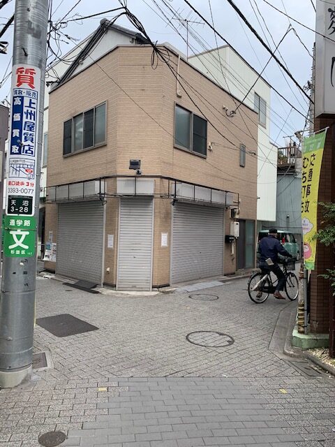 荻窪駅北口でて教会通りを進むとY字路が見えます